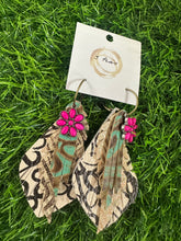 Load image into Gallery viewer, The 3 Pea Earrings
