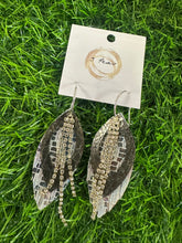 Load image into Gallery viewer, The 3 Pea Earrings
